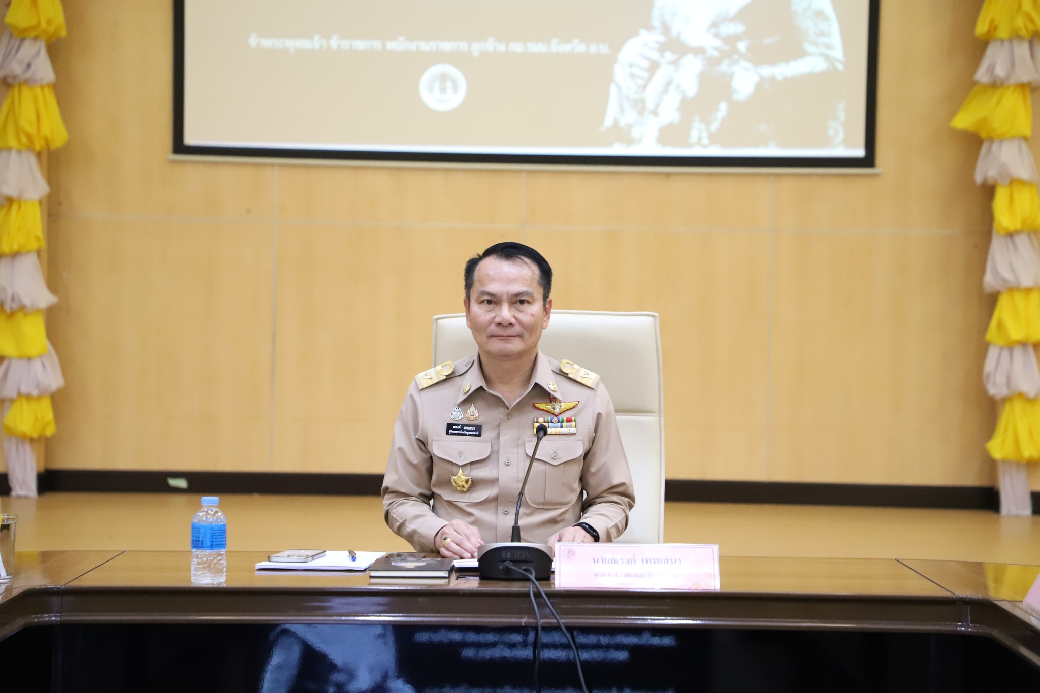 ผวจ.อุบลฯ ประชุม กอ.รมน.จังหวัด ขับเคลื่อนนโยบายความมั่นคง รับมือภัยคุกคามชายแดนไทย&ndash;กัมพูชา มุ่งแก้ยาเสพติด-ไฟป่า PM2.5 อย่างจริงจัง