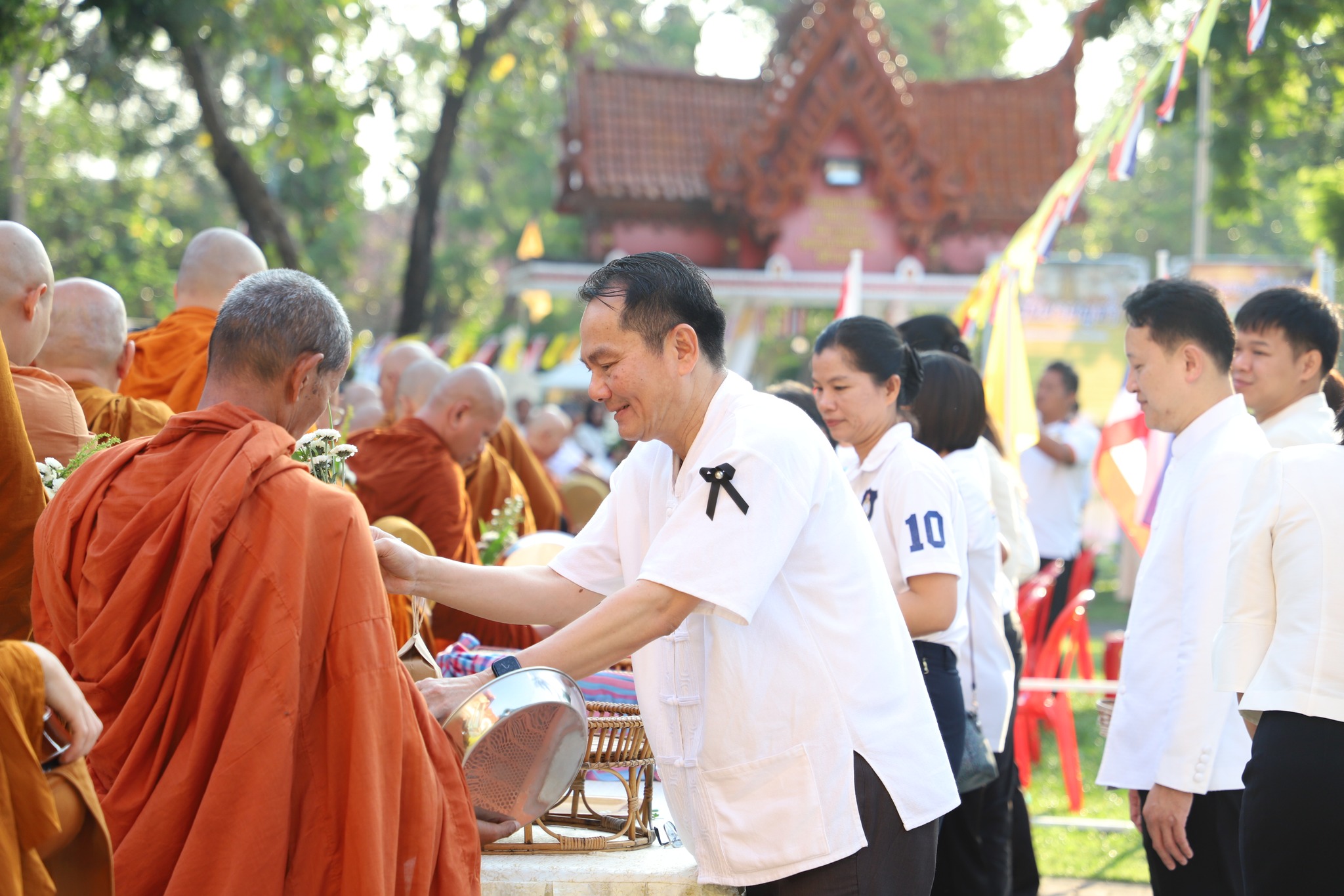 ผู้ว่าฯ อุบลราชธานี นำพุทธศาสนิกชนทำบุญตักบาตร เนื่องในวันมาฆบูชา ประจำปี 2569 ณ วัดศรีอุบลรัตนาราม พระอารามหลวง