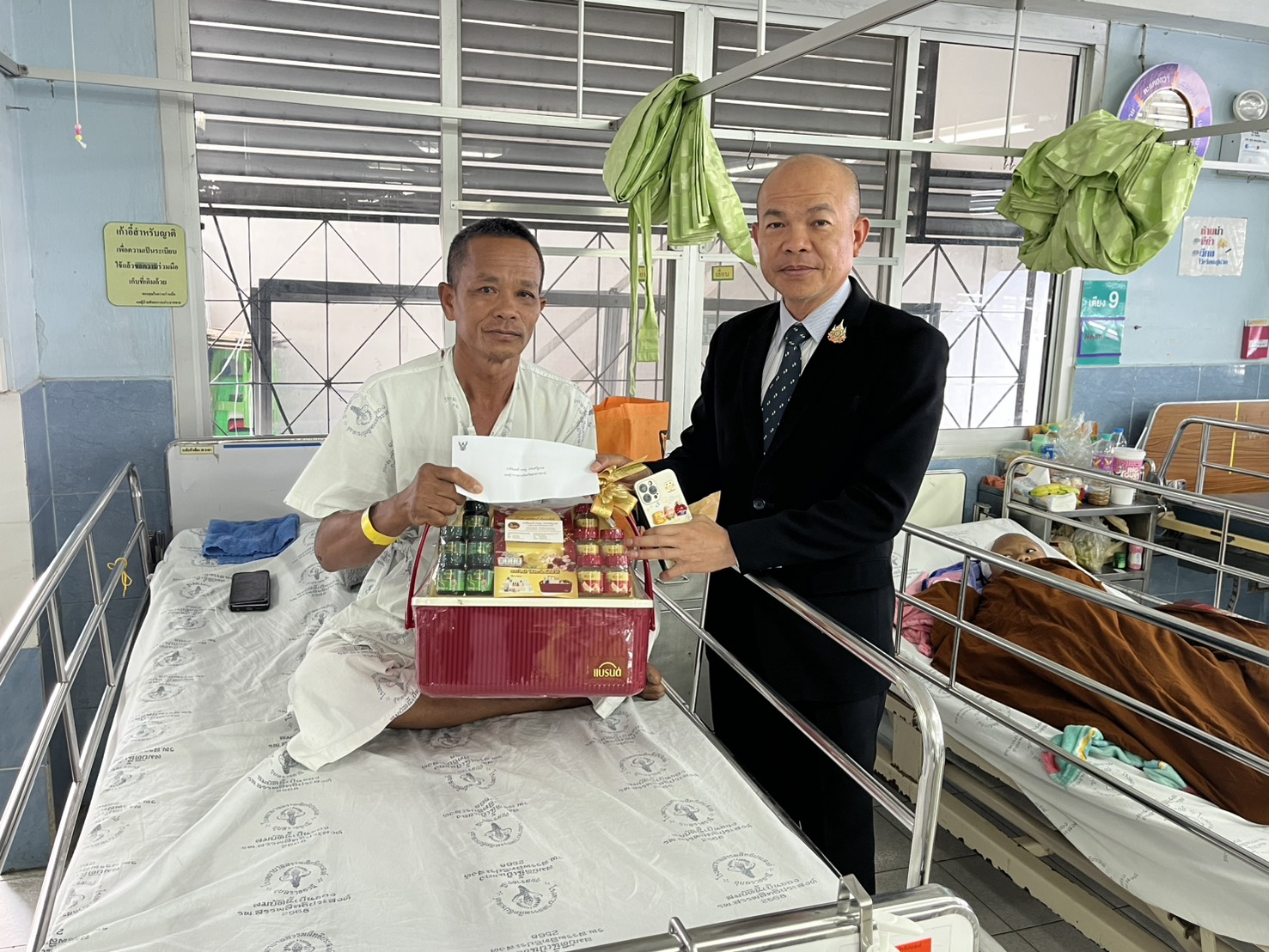 รองผู้ว่าฯ อุบลราชธานี เยี่ยมให้กำลังใจผู้ใหญ่บ้านถูกทำร้ายในงานบุญมหาชาติ เร่งติดตามคดีตามกฎหมาย