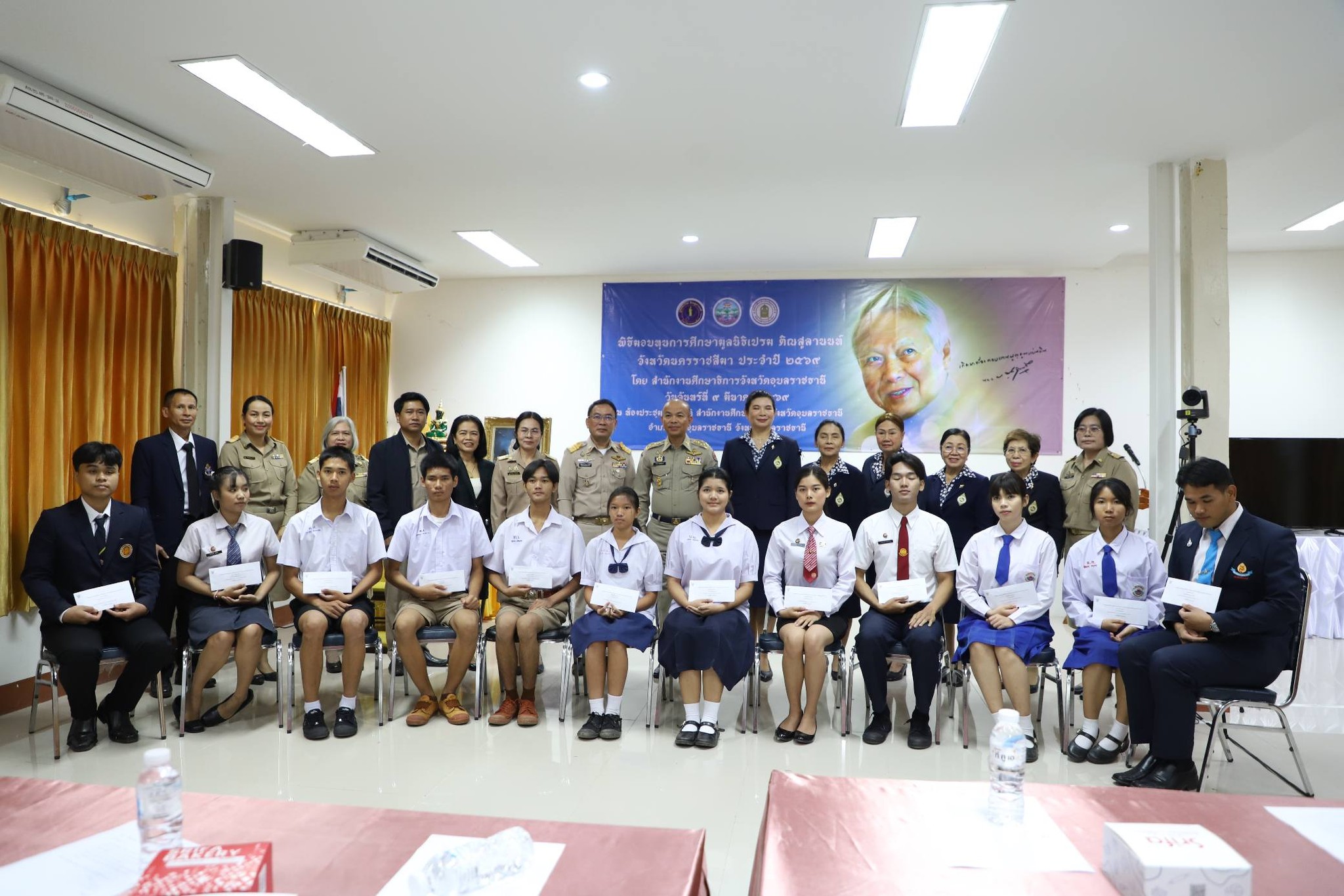 จังหวัดอุบลราชธานี มอบทุนการศึกษามูลนิธิเปรม ติณสูลานนท์ ประจำปี 2569