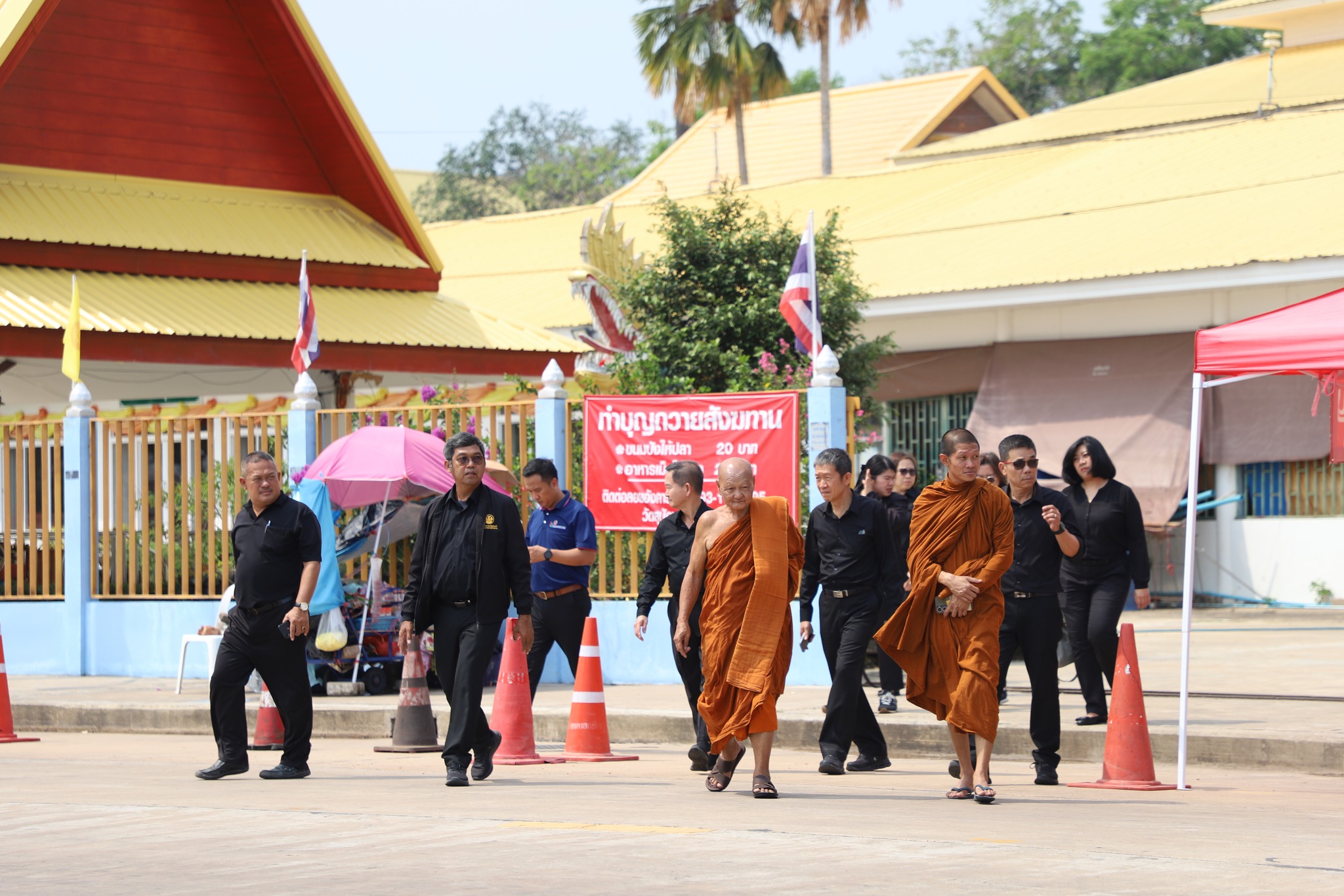 คณะผู้เข้ารับการฝึกอบรมผู้ตรวจราชการระดับกรม ปล่อยพันธุ์ปลา 15,000 ตัว ฟื้นฟูระบบนิเวศแม่น้ำมูล ที่วัดสุปัฏนารามฯ