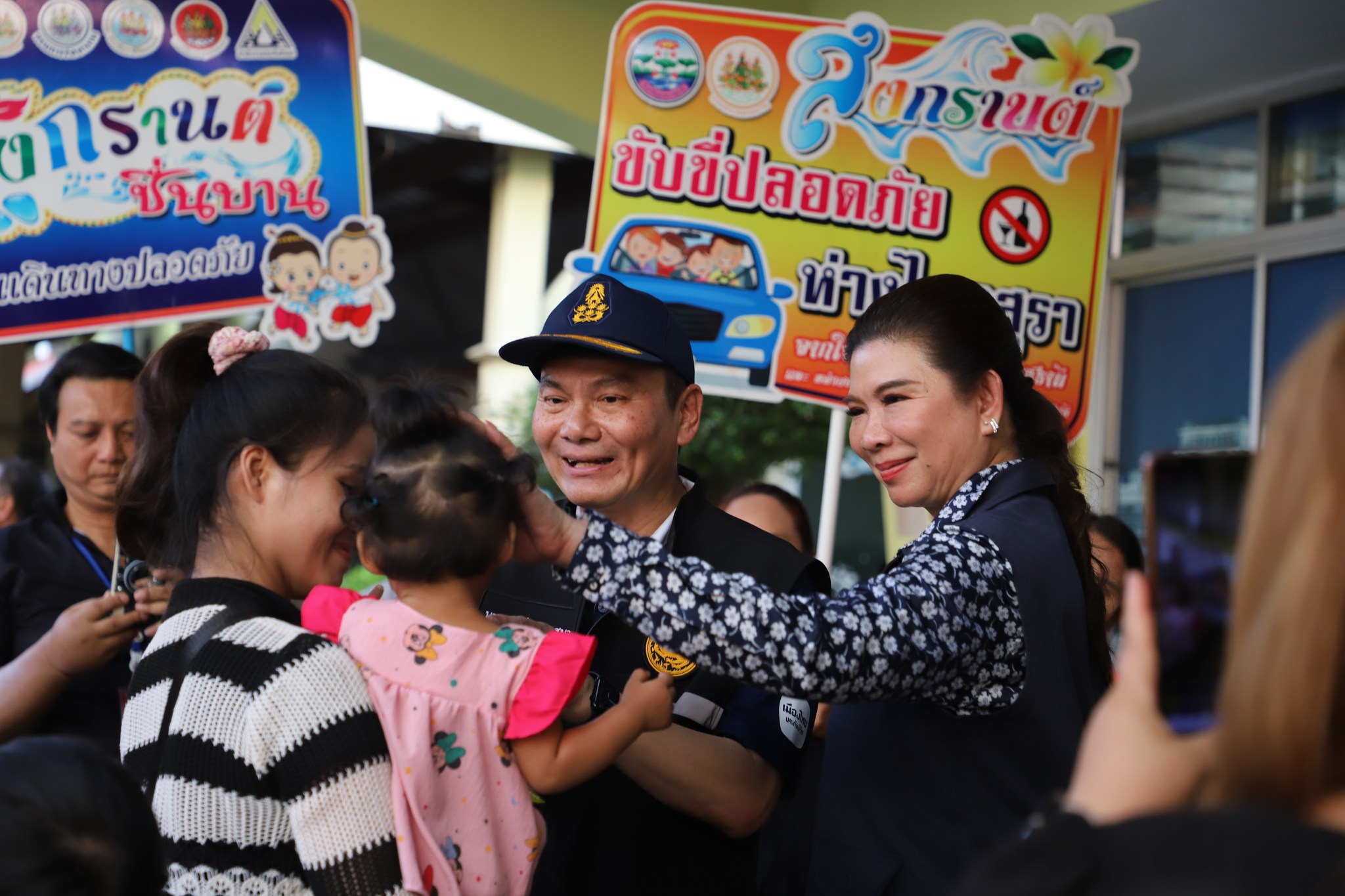 ผู้ว่าฯ อุบลฯ ลงพื้นที่สถานีรถไฟ ส่งประชาชนกลับหลังสงกรานต์ มอบน้ำใจ-ย้ำความปลอดภัยทุกการเดินทาง