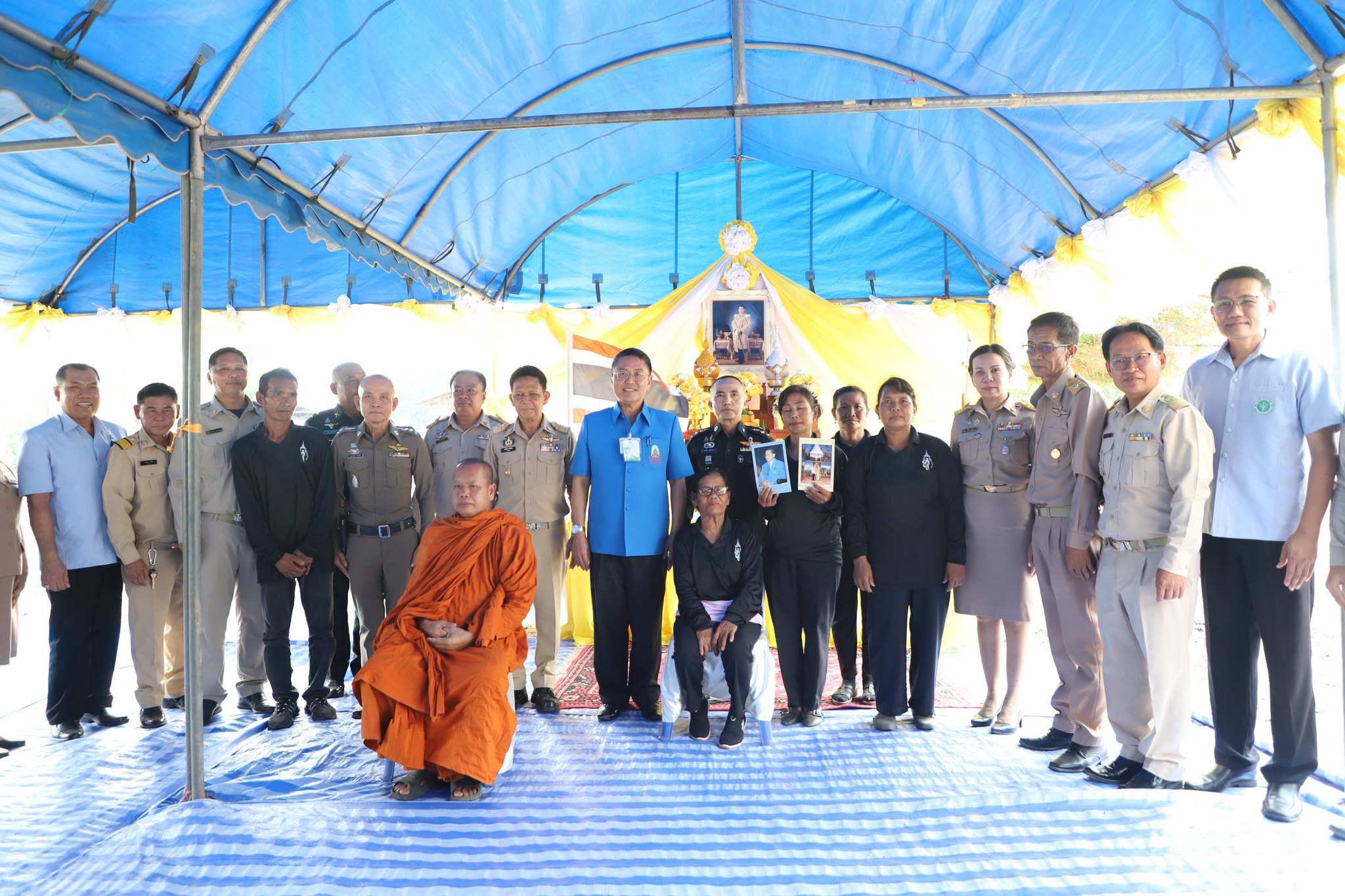 อุบลฯ เชิญสิ่งของพระราชทาน มอบช่วยผู้ประสบอัคคีภัย สร้างขวัญกำลังใจประชาชน