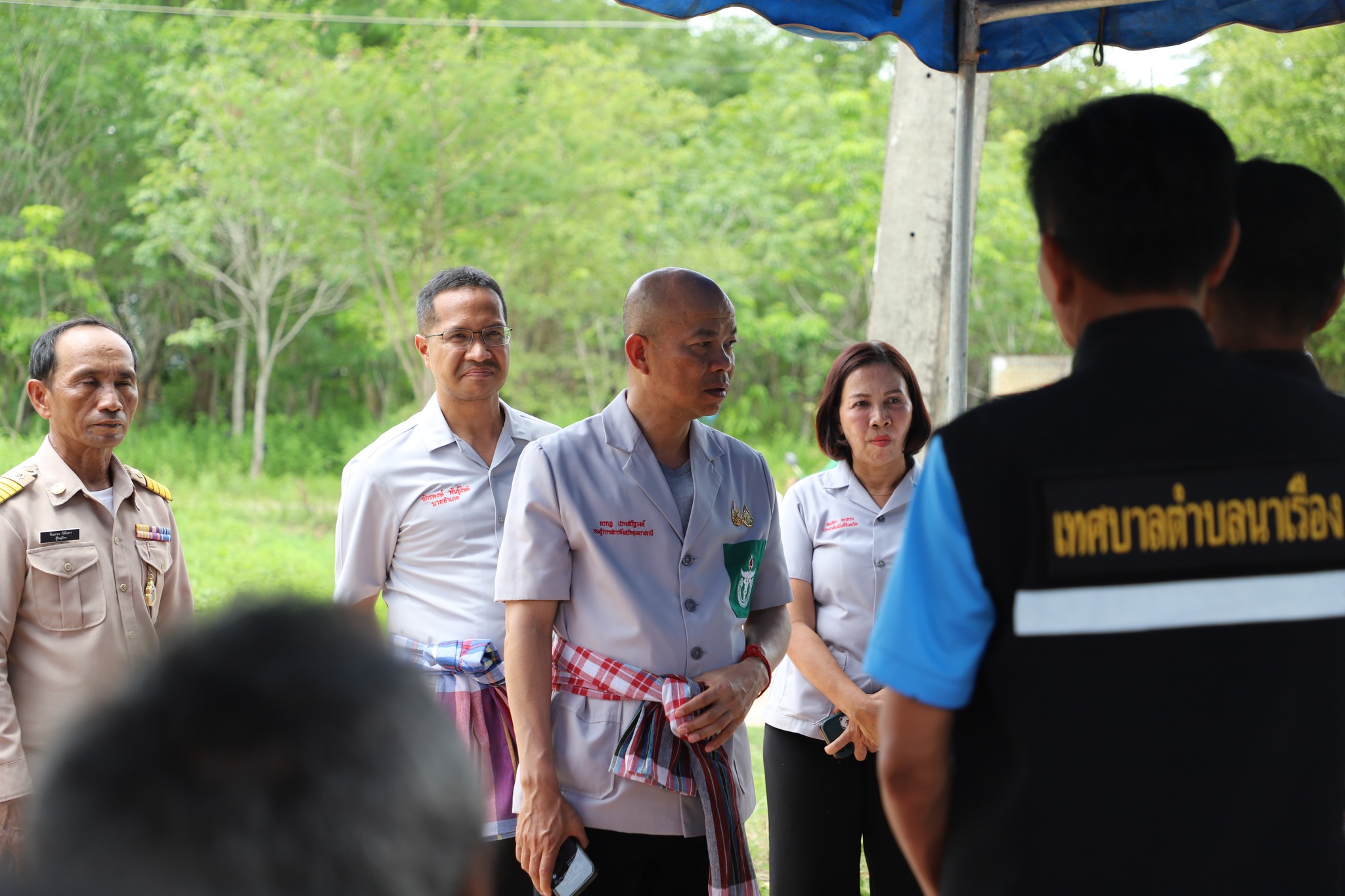 รองผู้ว่าฯ อุบลราชธานี ลงพื้นที่เดชอุดม สำรวจปัญหาถนนศรีรัตนะทอง ชาวบ้านวอนเร่งปรับปรุงเส้นทางสัญจรเชื่อม 2 ตำบล