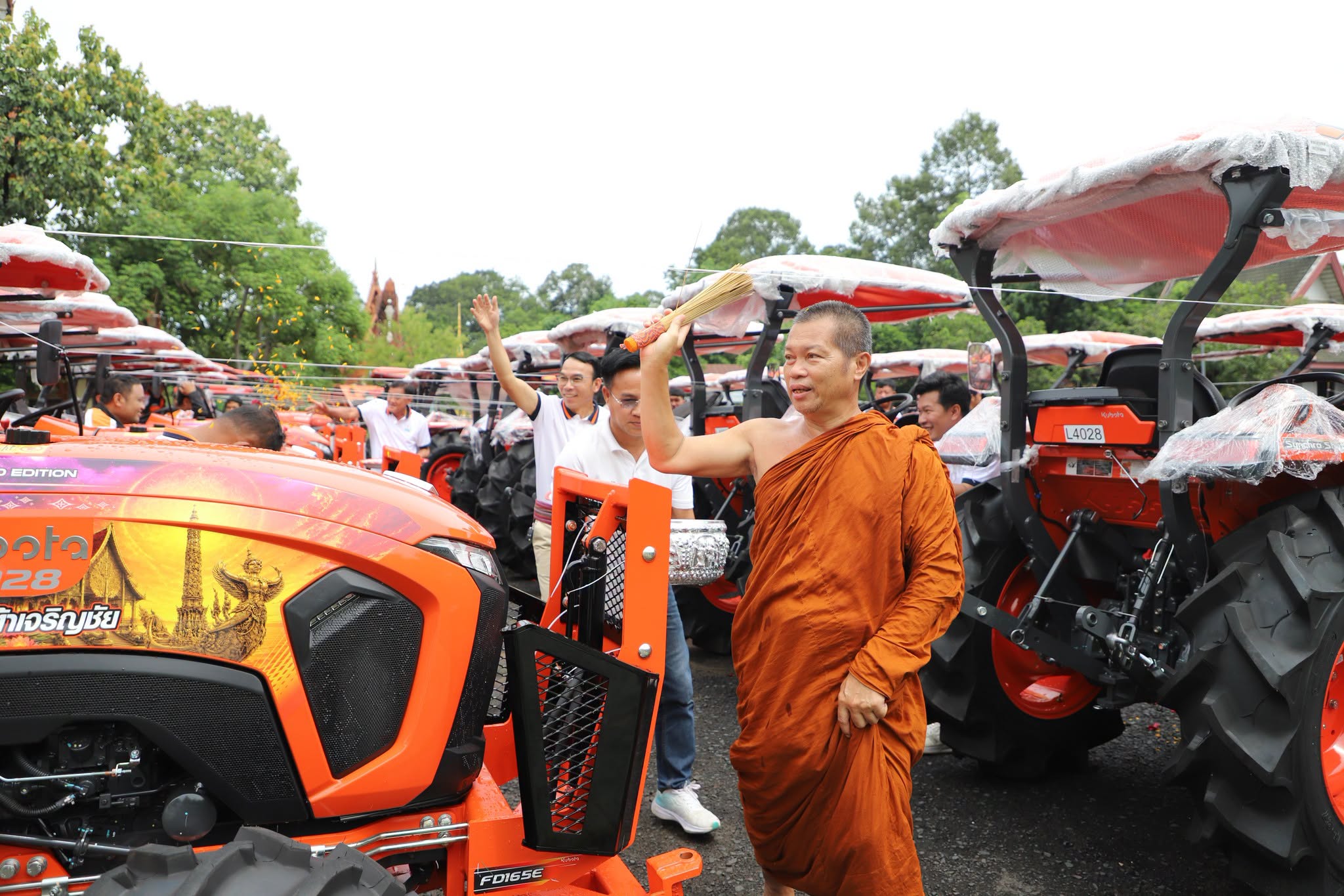 คูโบต้าเจริญชัยอุบลราชธานี พร้อมสนับสนุนงานแห่เทียนพรรษา 2569 จัดรถแทรกเตอร์ ร่วมลากจูงต้นเทียน พร้อมไอเดียพิเศษติดสติกเกอร์ลายงานประเพณี สร้างความประทับใจแก่ลูกค้า
