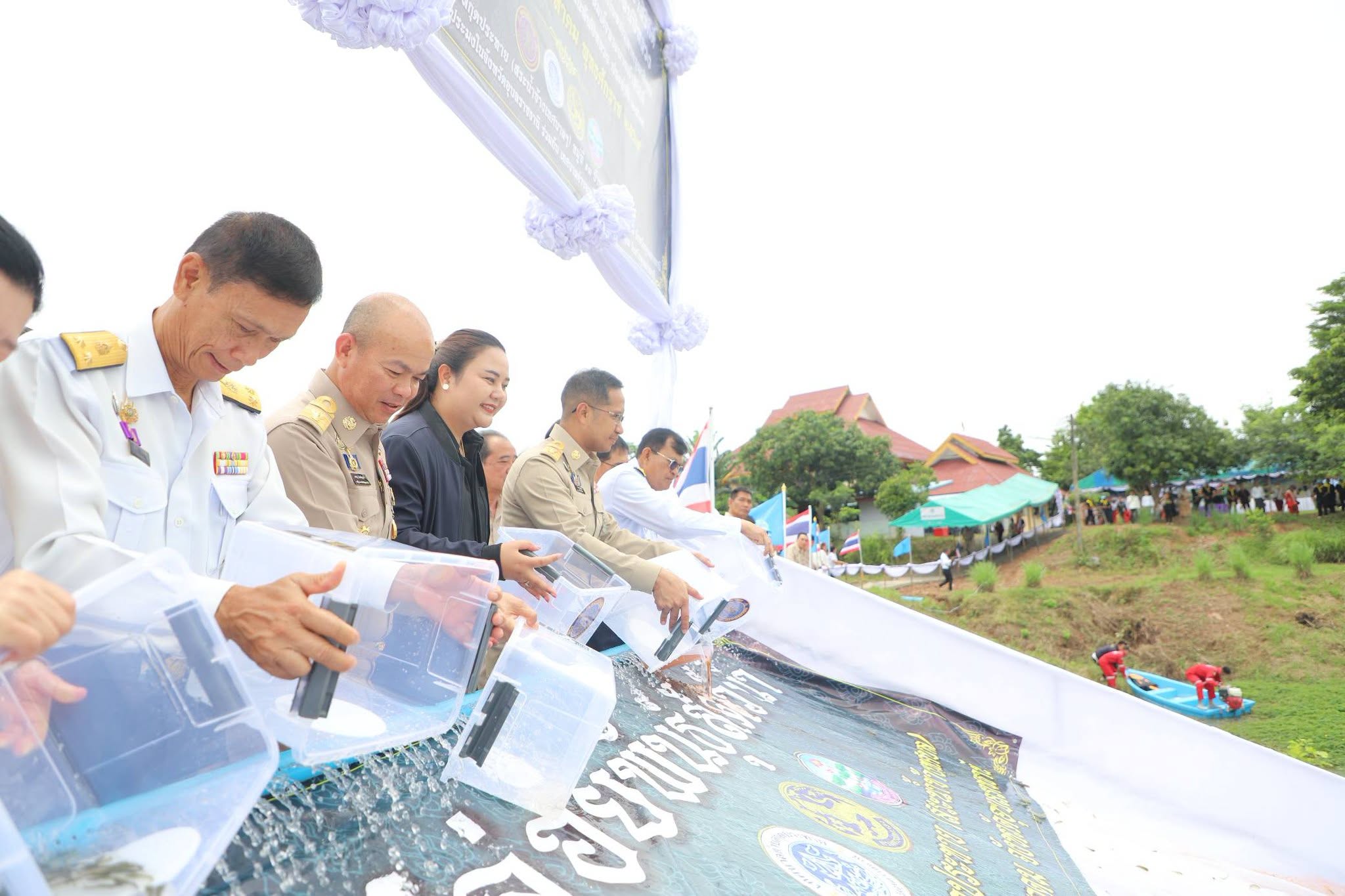 จังหวัดอุบลราชธานี จัดพิธีปล่อยพันธุ์สัตว์น้ำเฉลิมพระเกียรติ เนื่องในโอกาสวันคล้ายวันพระราชสมภพ สมเด็จพระนางเจ้าสิริกิติ์ พระบรมราชินีนาถ พระบรมราชชนนีพันปีหลวง