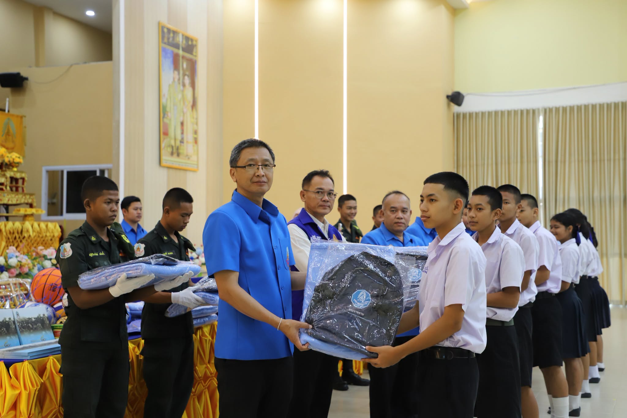 รองผู้ว่าฯ อุบลราชธานี เป็นประธานมอบกระเป๋านักเรียนและผ้าห่มกันหนาวพระราชทาน แก่นักเรียนโรงเรียนราชประชานุเคราะห์ 32