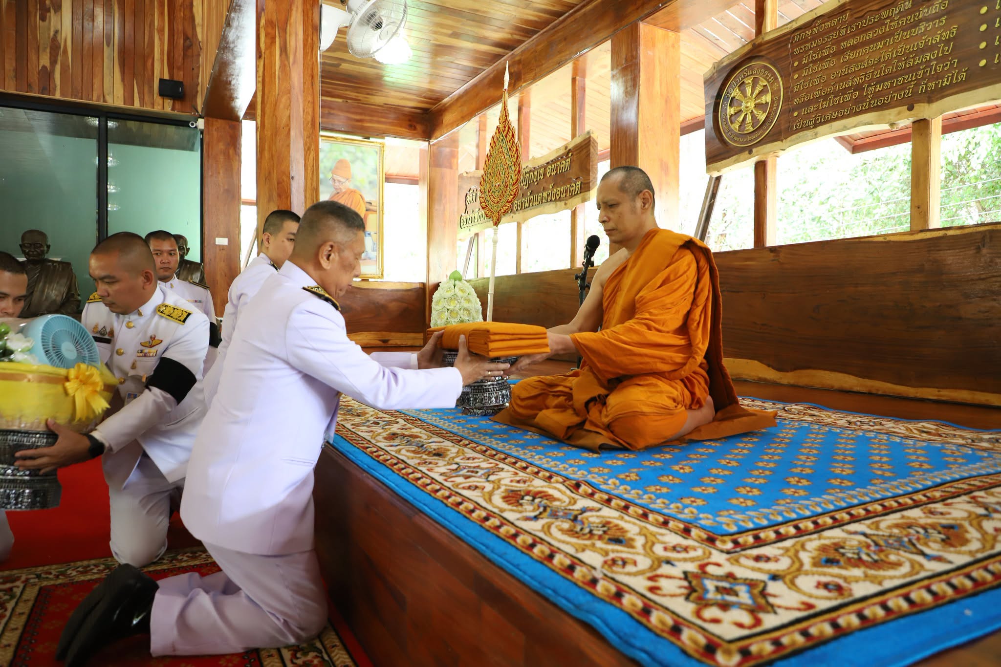 ในหลวงพระราชทานผ้าไตร พุ่มดอกบัว และเครื่องสักการะ ถวายแด่เจ้าอาวาสวัดป่าศรีแสงธรรม จังหวัดอุบลราชธานี