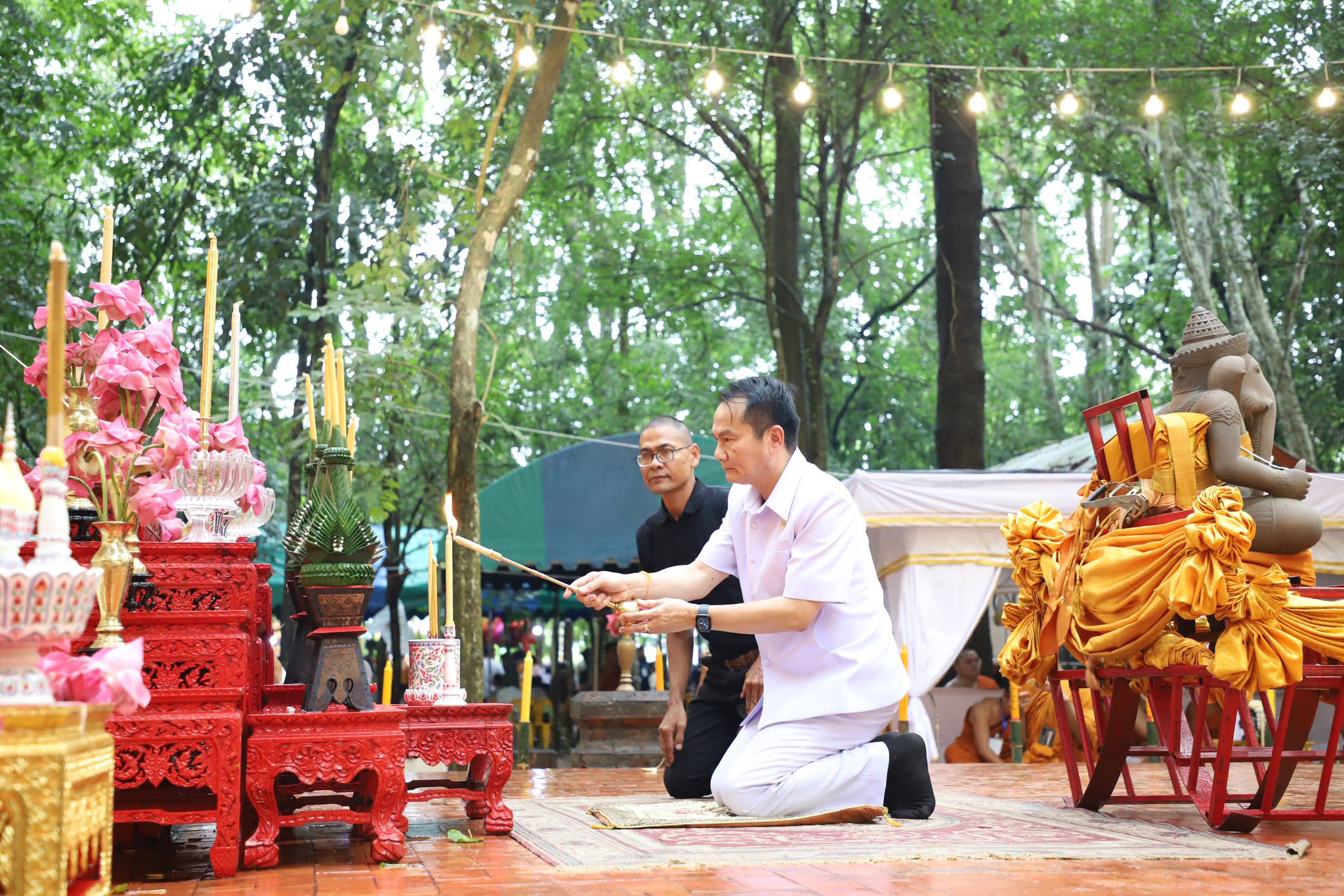 จังหวัดอุบลราชธานี เปิดตลาดวิสาหกิจชุมชนตำบลกุดลาด เชิญองค์พระพิฆเณศวร์หินทรายศิลปะขอมโบราณกลับคืนสู่แผ่นดินแห่งการค้นพบ