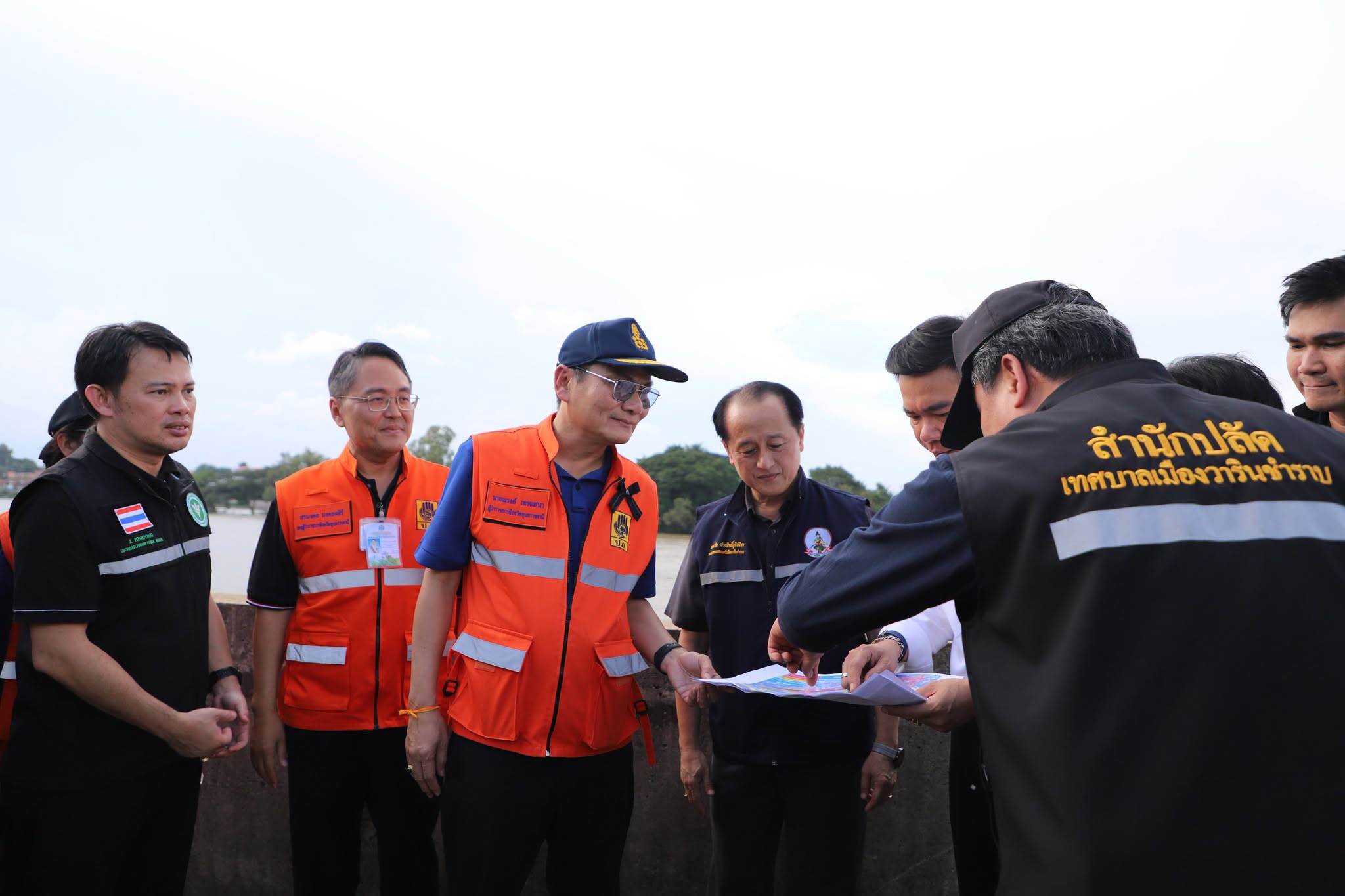 ผู้ว่าฯ อุบลราชธานี ลงพื้นที่ติดตามสถานการณ์น้ำในเขตเทศบาลนครอุบลราชธานีและวารินชำราบ กำชับทุกหน่วยงานเตรียมพร้อมรับมือสถานการณ์อุทกภัย
