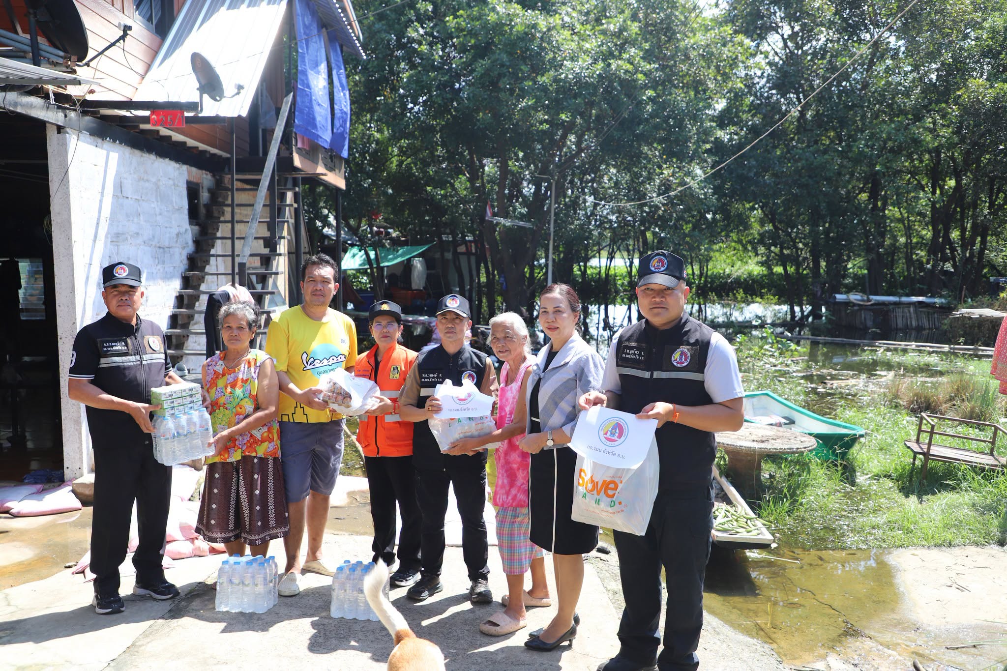 จังหวัดอุบลราชธานี ลงพื้นที่มอบข้าวสารอาหารแห้ง บรรเทาความเดือดร้อนผู้ประสบภัยน้ำท่วม 