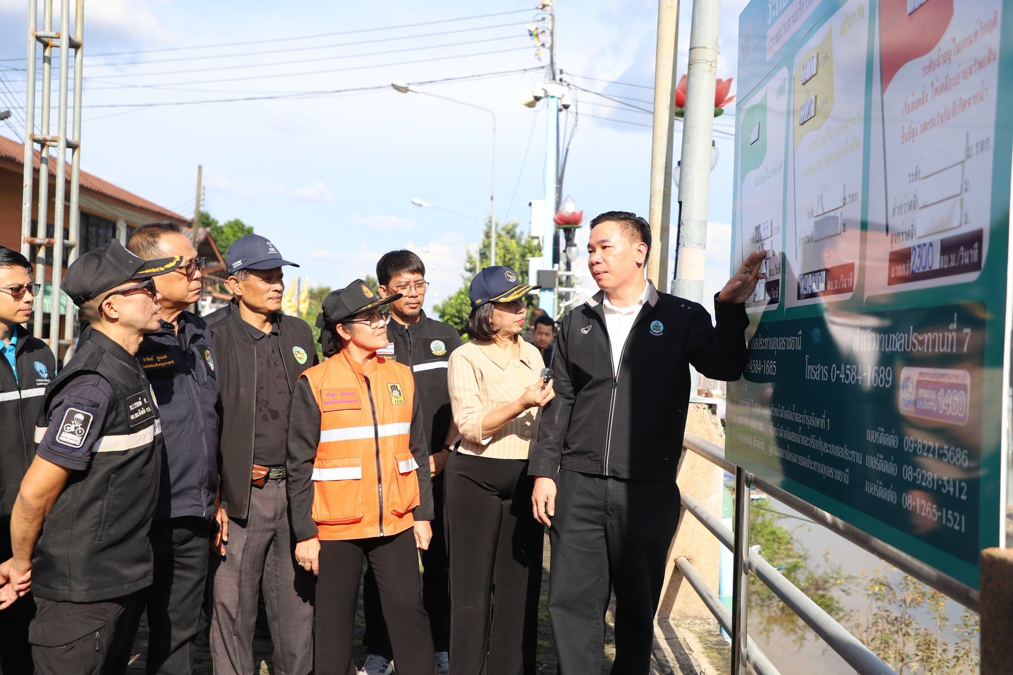 จังหวัดอุบลราชธานี ติดตามสถานการณ์น้ำแม่น้ำมูล M7 ระดับน้ำลดลงต่อเนื่อง พร้อมลงพื้นที่มอบเวชภัณฑ์และน้ำดื่มแก่ประชาชนในจุดอพยพชั่วคราว