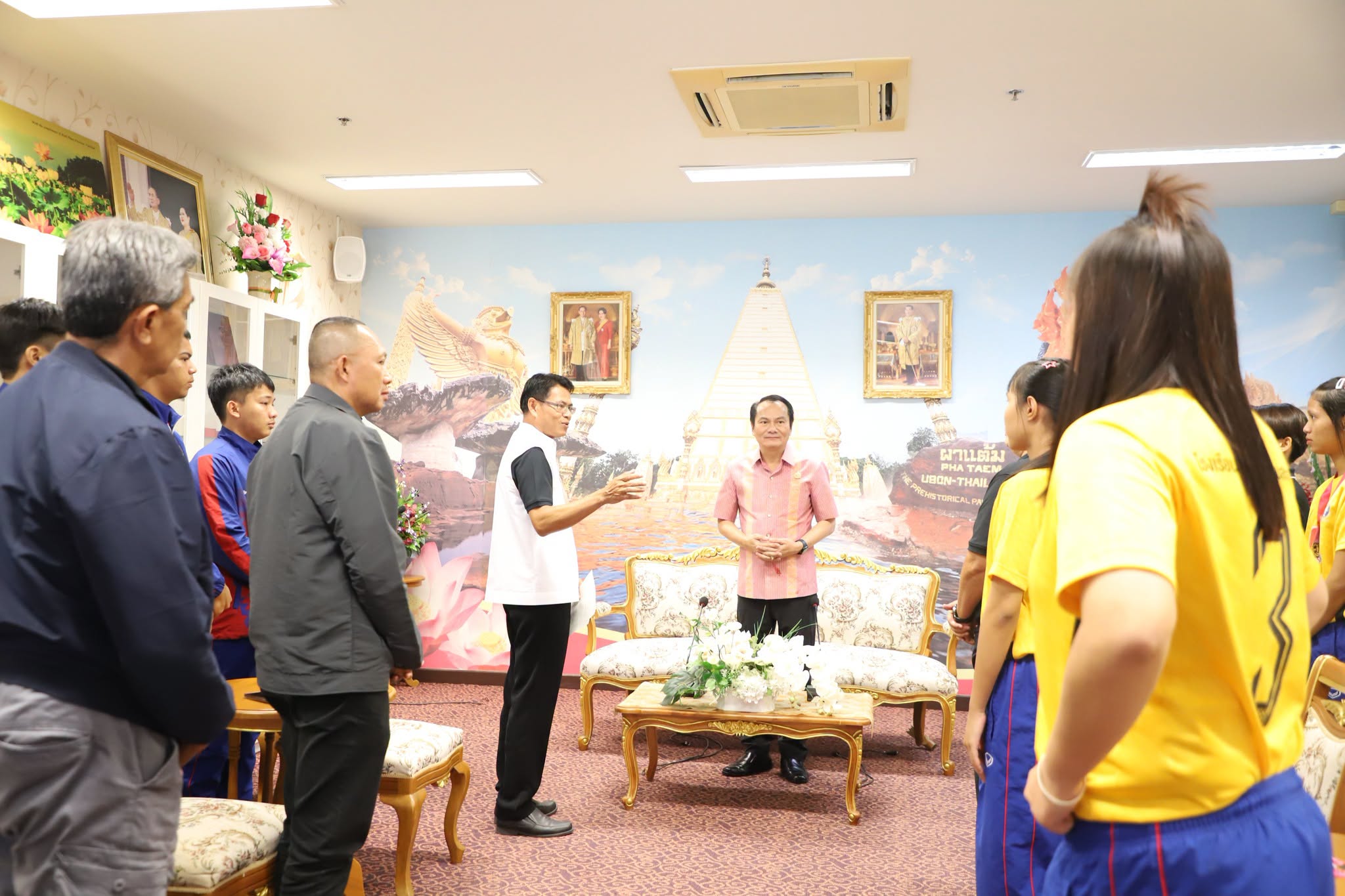 ผู้ว่าฯ อุบลราชธานี ให้โอวาทนักกีฬาโรงเรียนกีฬาจังหวัดอุบลราชธานี สร้างขวัญกำลังใจสู่เวทีการแข่งขันระดับนานาชาติ พร้อมแสดงความยินดีทีมนักกีฬาเซปักตะกร้อหญิงคว้าแชมป์กีฬา 7HD 2026