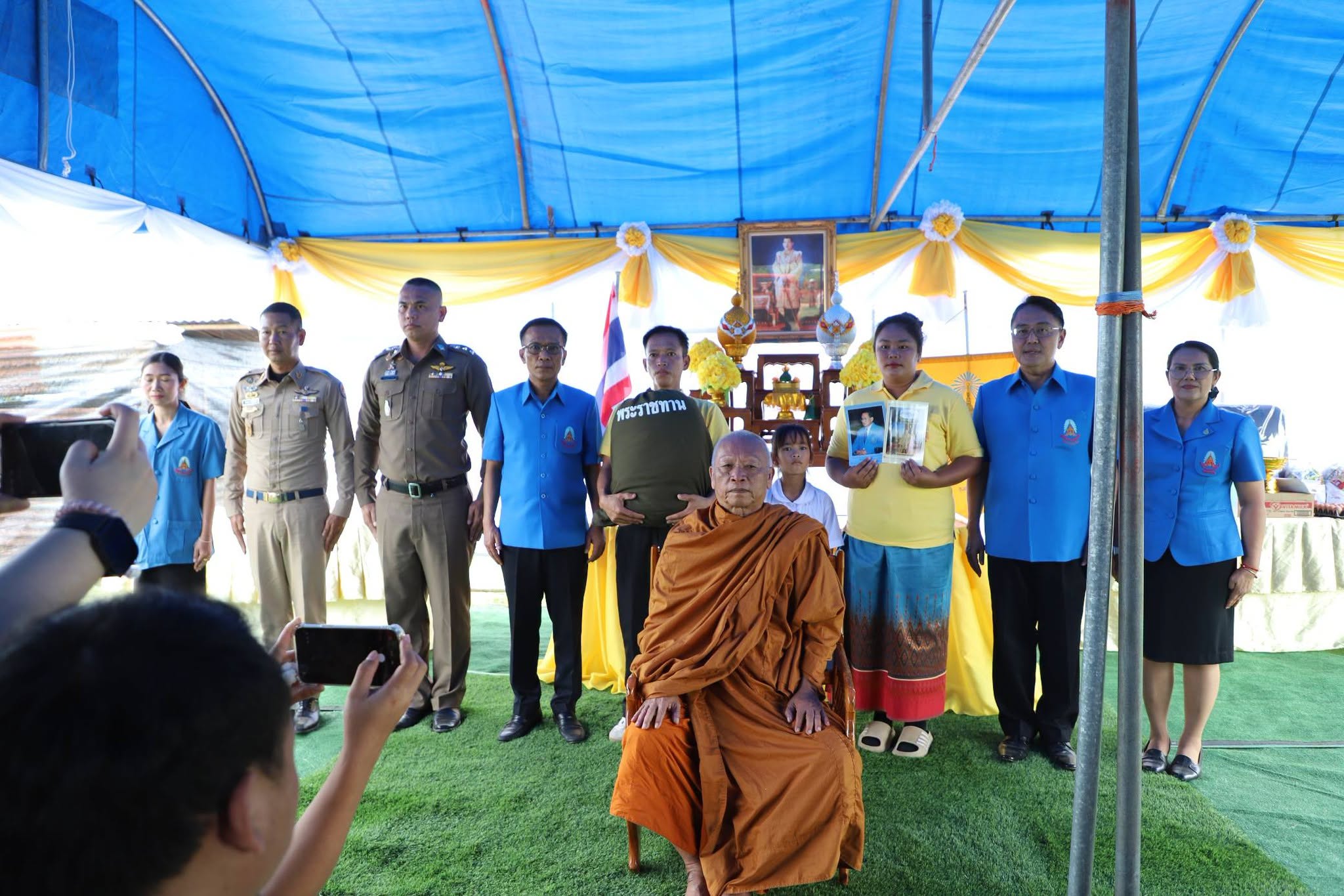 จังหวัดอุบลราชธานี เชิญสิ่งของพระราชทานมอบช่วยเหลือผู้ประสบอัคคีภัย อำเภอม่วงสามสิบ